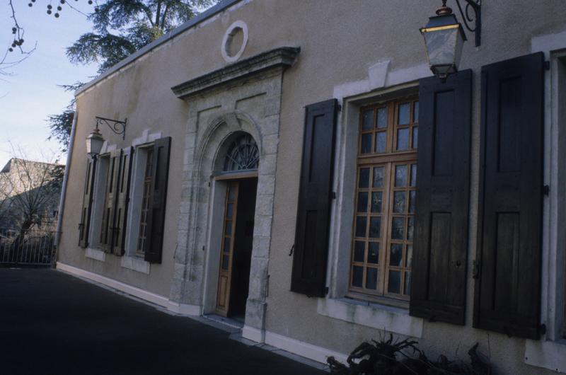 Façade nord ; terrasse au premier étage.