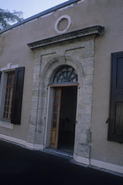 Façade nord ; terrasse au premier étage ; porte.