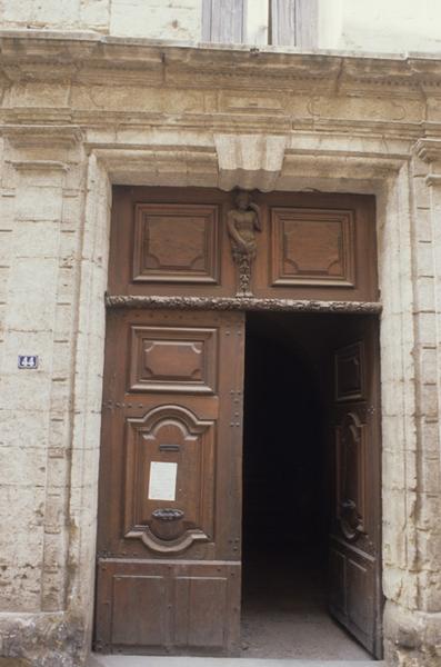 Façade côté Grand'Rue ; porte.