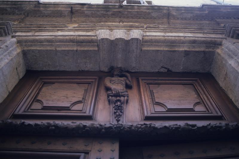 Façade côté Grand'Rue ; porte ; détail du tympan.