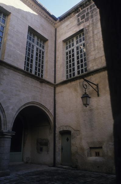 Grande cour ; angle sud-est.