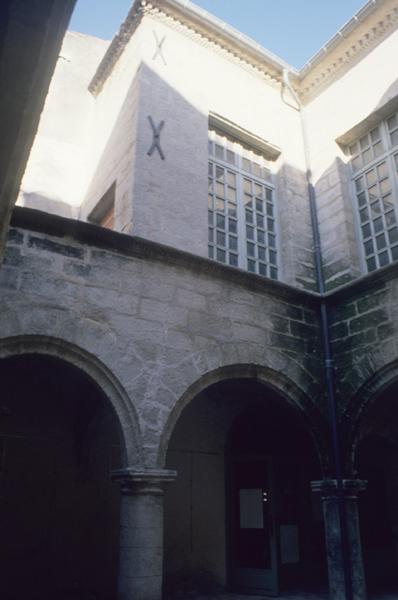 Grande cour ; angle nord-est.