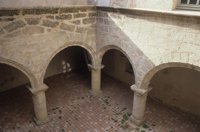Grande cour ; bas de l'angle nord-ouest.