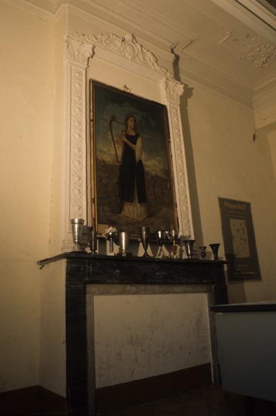 Intérieur ; salle est ; cheminée.