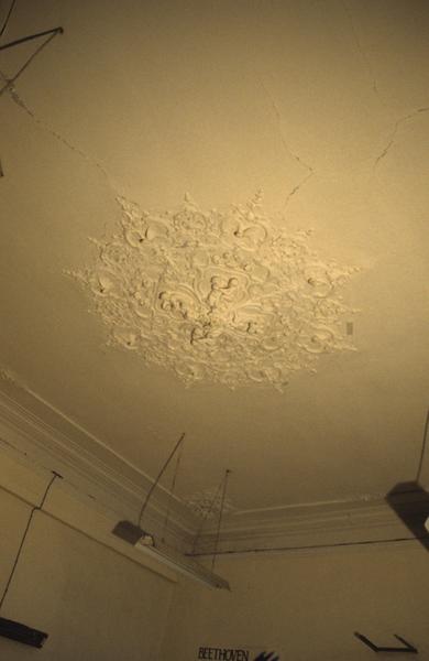 Intérieur ; salle est ; plafond.