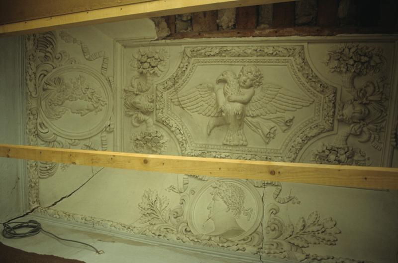 Intérieur ; vestige d'un plafond.