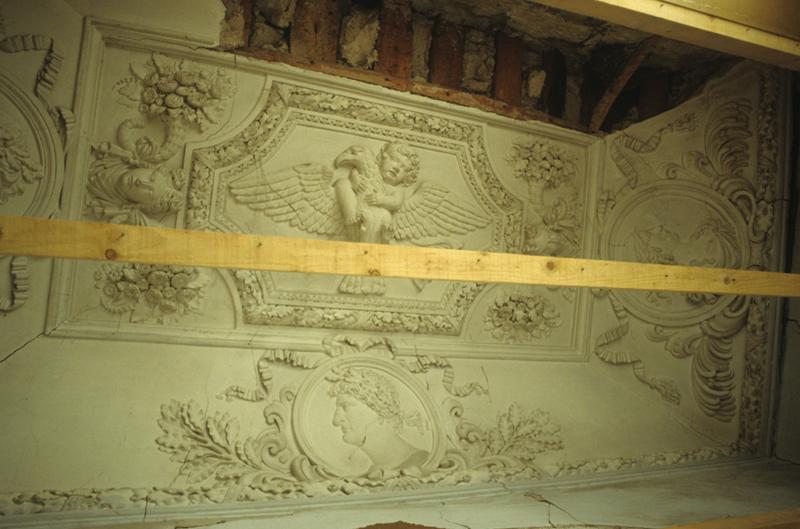 Intérieur ; vestige d'un plafond.