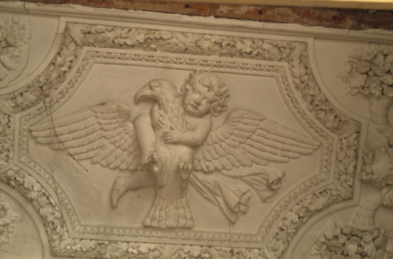 Intérieur ; vestige d'un plafond.