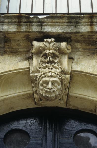 Façade ouest : clé sculptée.