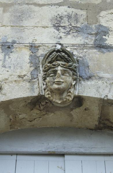 Façade ouest : clé sculptée.