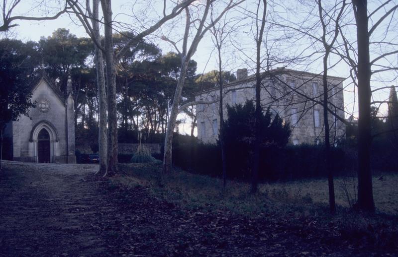 Vue d'ensemble du château, de la chapelle et du parc.