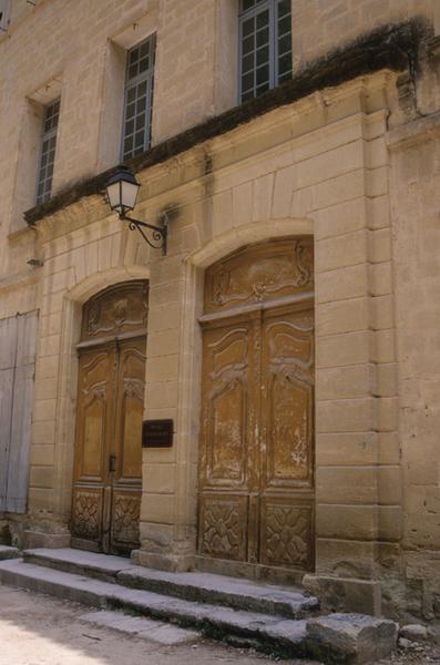 Façade principale ; portes.