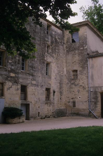 Bâtiment sur cour, perpendiculaire à l'aile principale.