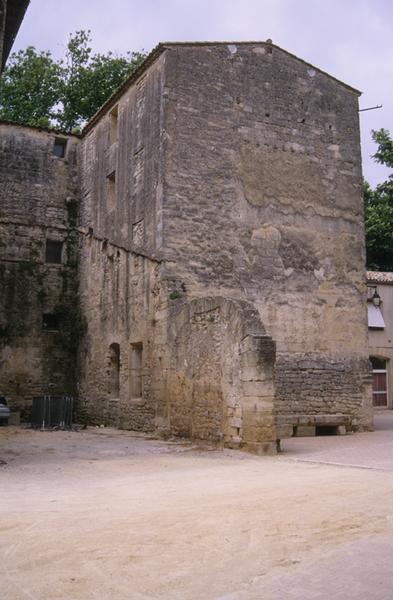 Bâtiment sur cour, perpendiculaire à l'aile principale.