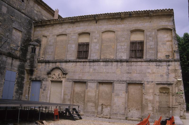 Chapelle des évêques : bâtiment sur cour perpendiculaire à l'aile principale.