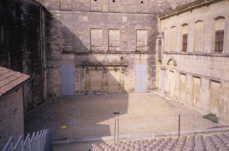 Façade sur cour de l'aile principale et chapelle.