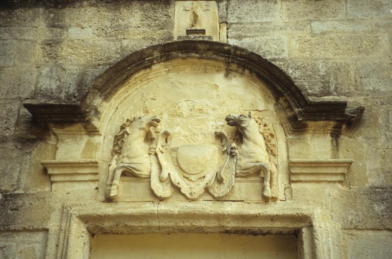 Détail du fronton sculpté de la chapelle des évêques : chevaux, écu.