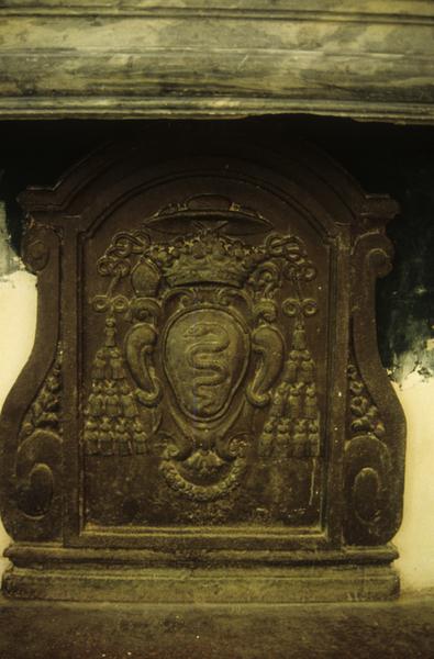 Intérieur ; plaque de cheminée avec les armes de Colbert.