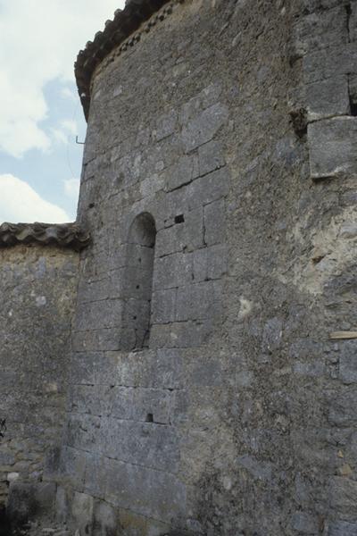 Détail d'une baie et de l'appareil.