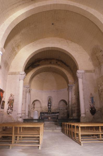 Intérieur ; nef et choeur.