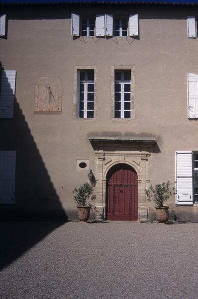 Cour d'entrée ; porte d'entrée.