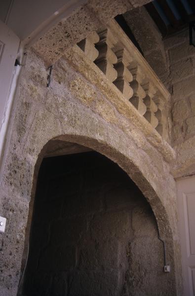 Intérieur ; escalier à balustre.