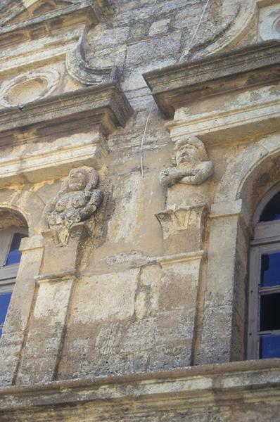 Tour ; éléments de décor sculptés.