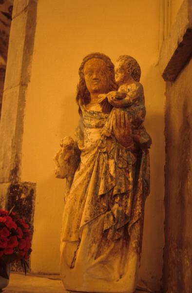 Intérieur ; statue Vierge à l'enfant.