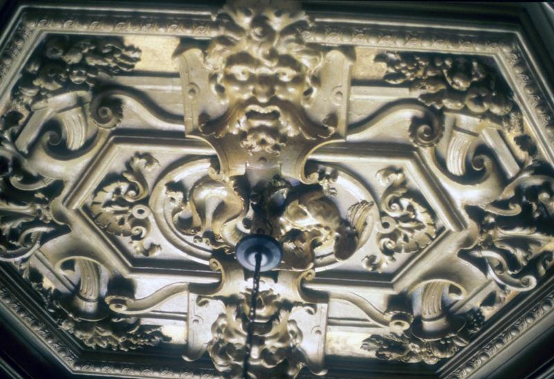 Intérieur ; plafond sculpté.