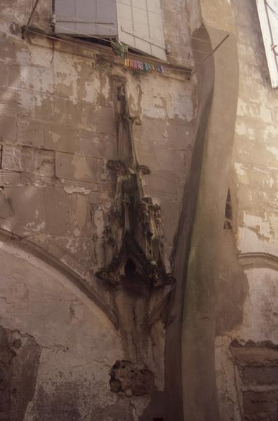 Vestige d'un pinacle adossé à la façade.