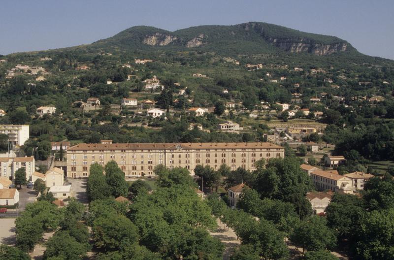 Vue pris vers l'ouest depuis l'évêché : les anciens jardins (parc municipal) et la gendarmerie, au second plan.