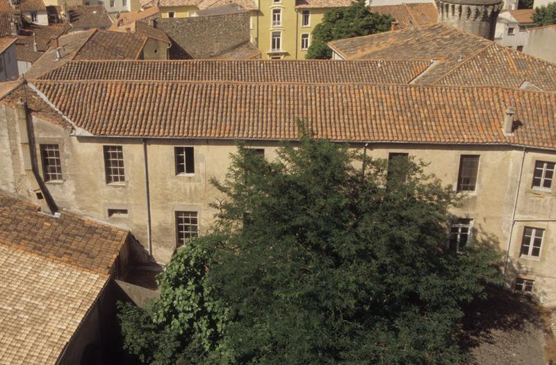 Immeuble dit Barral, vu depuis les toits de la nef de la cathédrale.