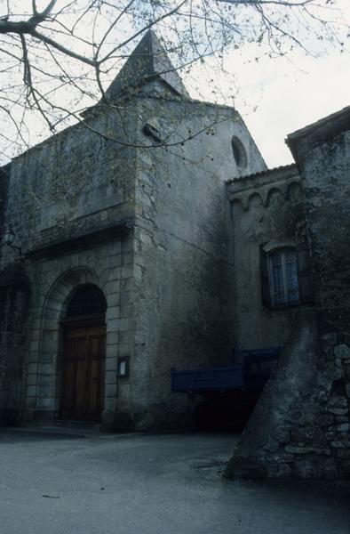 Façade ouest et nord avec entrée et vestiges du mur roman à arcatures lombardes.