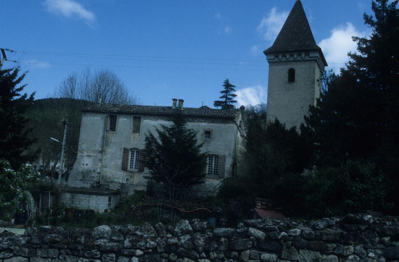 Vue d'ensemble du presbytère et du clocher.