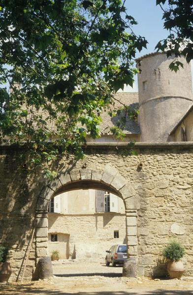 Porche d'entrée dans la cour.