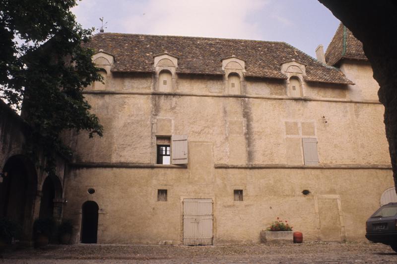 Cour ; bâtiment.