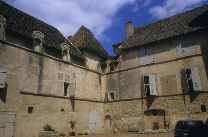 Cour ; bâtiment.