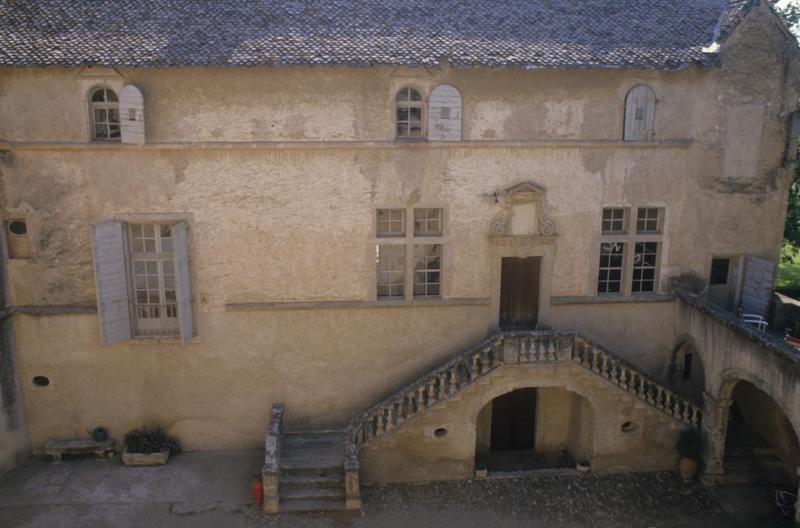 Cour ; bâtiment.