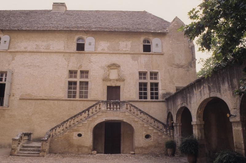 Cour ; bâtiment.