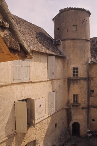 Cour ; bâtiment.