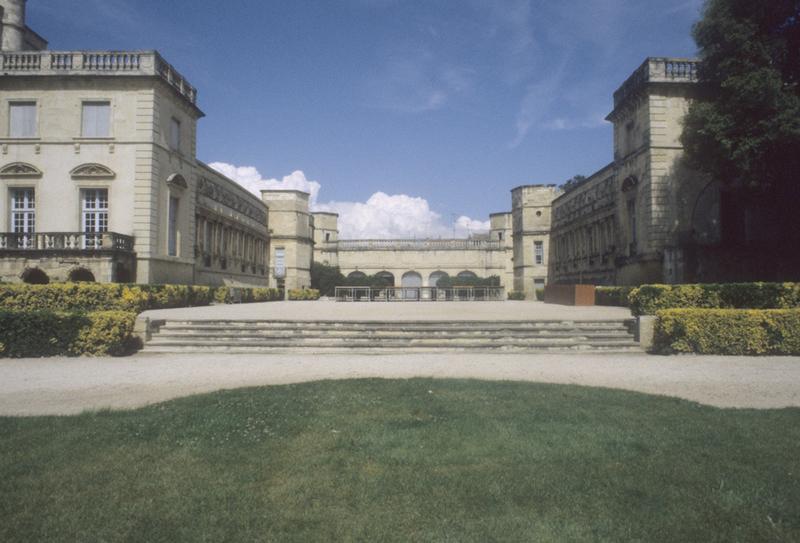 Vue générale du jardin vers la cour.