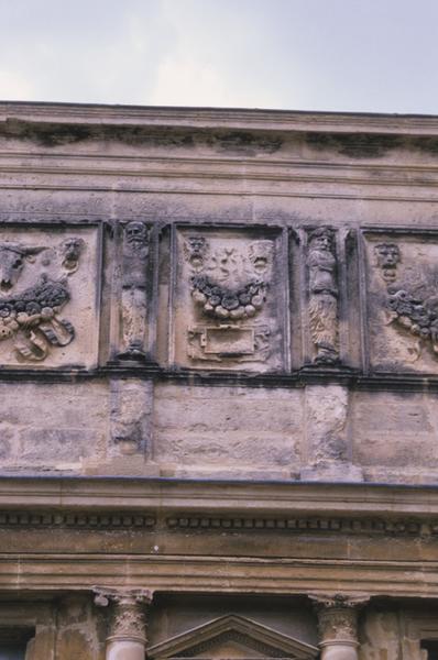 Façade ; détail du décor sculpté.