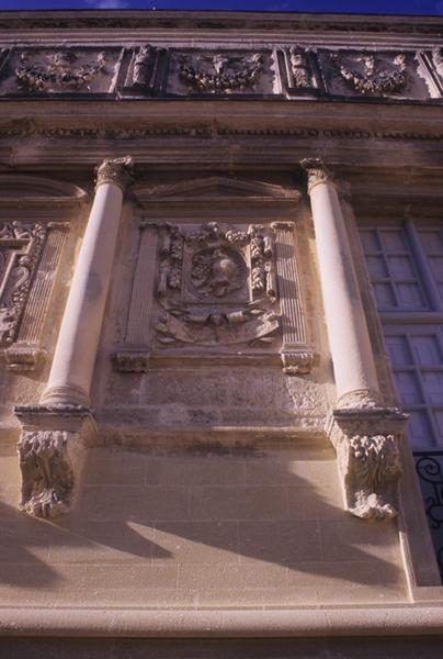 Façade ; détail du décor sculpté.