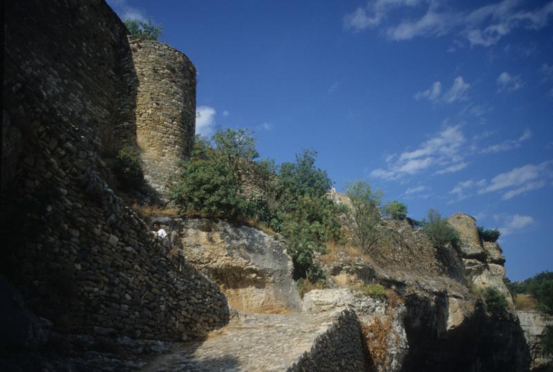 Enceinte sud avec poterne.
