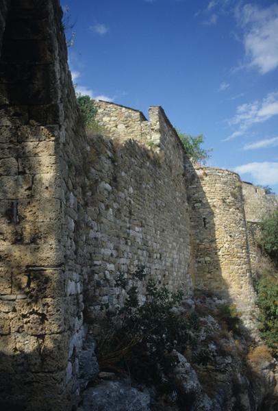 Enceinte sud avec poterne.