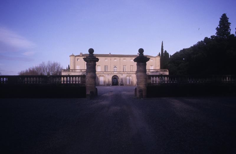 Vue d'ensemble avec avant-cour.