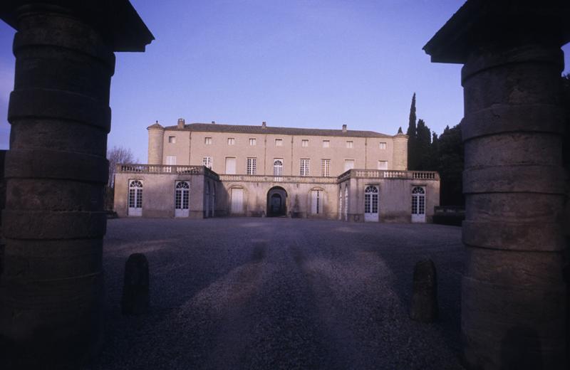 Façade principale avec avant-cour.