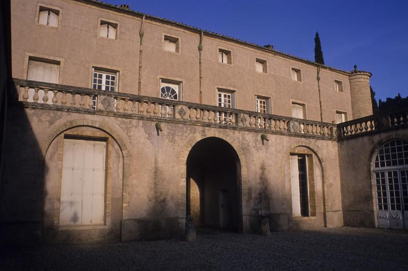 Façade principale ; détail de la partie centrale.