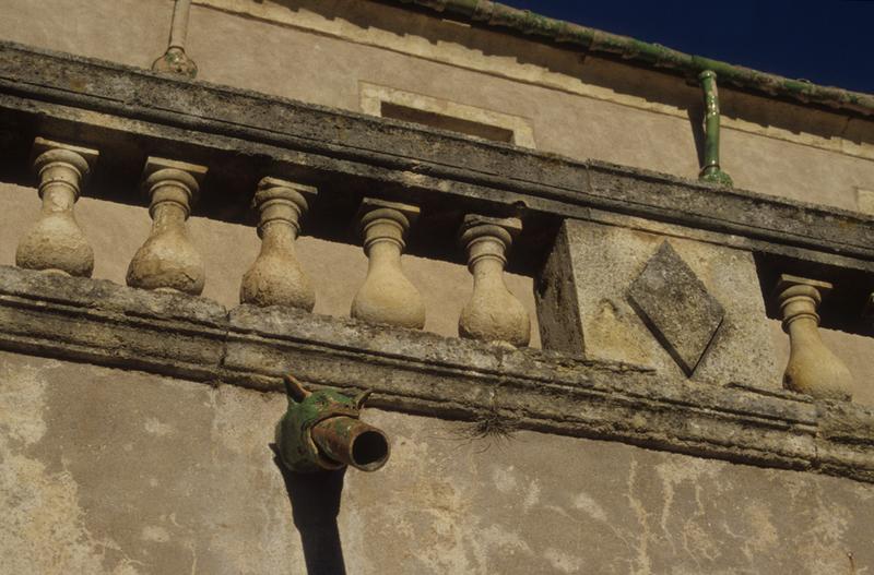 Façade principale ; balustrade.