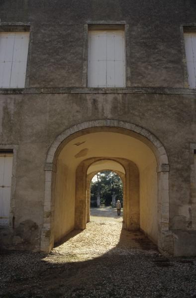 Passage couvert donnant sur la première cour intérieure.